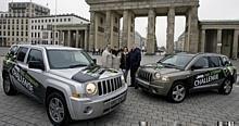 John und Helen Taylor und ihre beiden Beifahrer vor dem Brandenburger Tor in Berlin. Foto: Auto-Reporter/Jeep